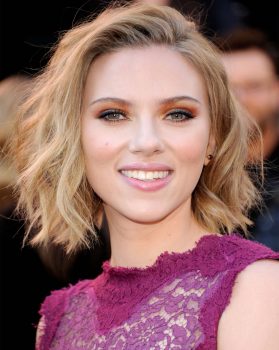 Corte de pelo en Scarlett Johansson que tiene forma de rostro corazón