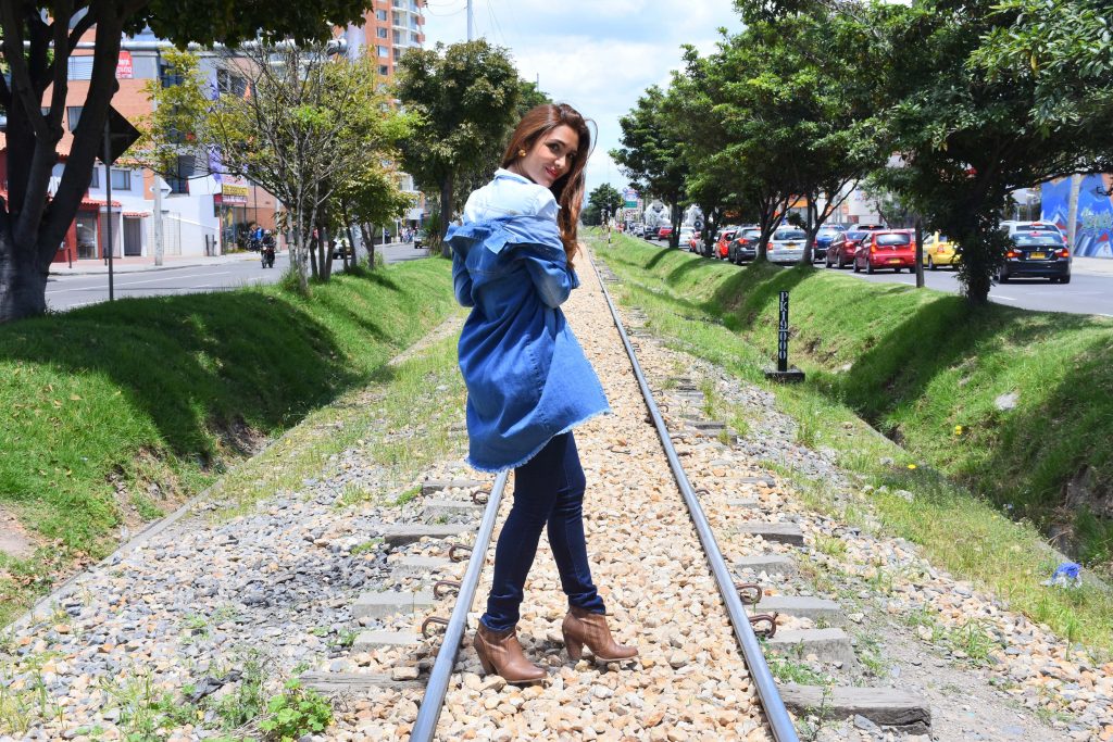 En un vestido de jean como chaqueta. La versatilidad del Jean!!!